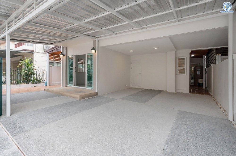 บ้านมือสองตกแต่งใหม่ โครงการ ศุภาลัยวิลล์ ราชพฤกษ์-บางบัวทอง เนื้อที่ 38.1 ตร.ว. พื้นที่ใช้สอยเยอะกว่า 184.98 ตร.ม. ตอบโจทย์ทุกการอยู่อาศัย ฟังก์ชัน 3 ห้องนอน 2 ห้องน้ำ 2 ที่จอดรถ บนทำเลเชื่อมต่อ รถไฟฟ้าสายสีม่วง "สถานีบางพลู" รายล้อมด้วยสิ่งอำนวยความสะดวกมากมาย